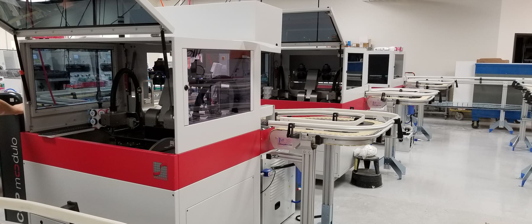 Tray stacking and de-stacking, automated.