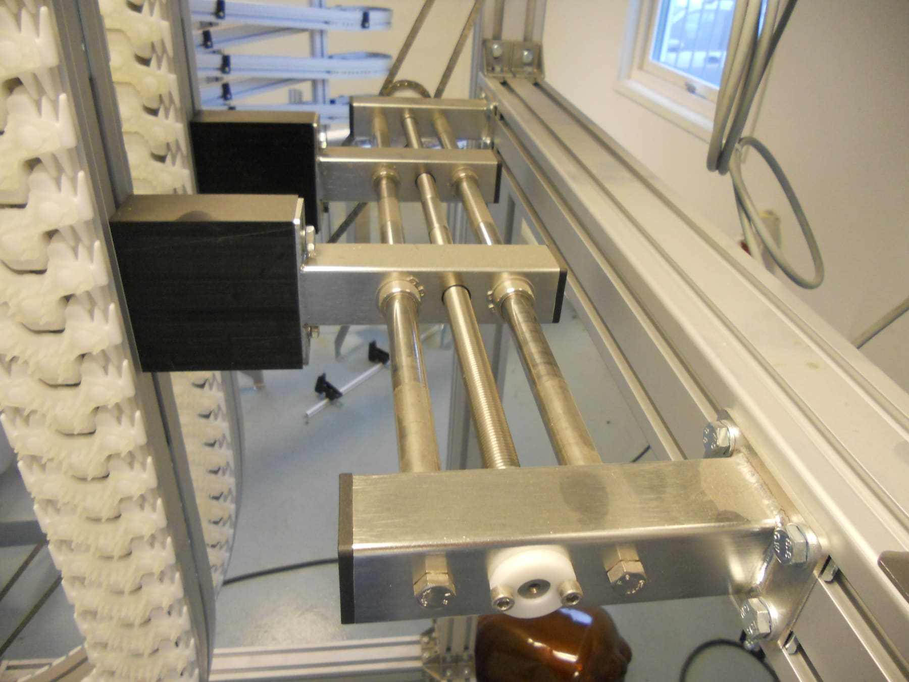 Side grip conveyors